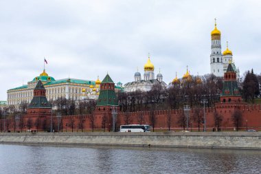 Moskova, Rusya - 7 Ocak 2020: Kremlin Kızıl Meydan Duvarı, Rusya Federasyonu hükümet binaları ve beyaz taş katedrali. Moskova dönüm noktası