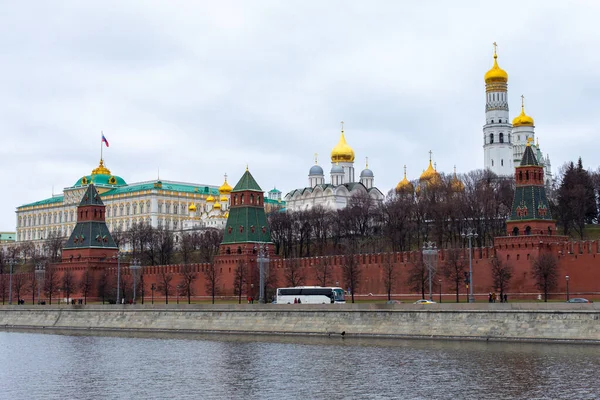 Moscou, Rússia - 7 de janeiro de 2020: Muro da Praça Vermelha do Kremlin, edifícios governamentais da Federação Russa e catedral de pedra branca. Marco de Moscou — Fotografia de Stock