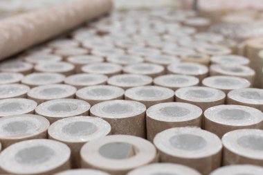 Birçok rulo duvar kağıdı, arka plan dekorasyon tasarımı. Duvarları dekore etmek için bej duvar kağıdı ve plastik ambalajda rulo haline getirilmiş tamiratlar.