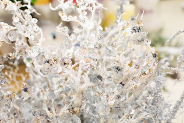 Soyut defocus beyaz sihirli mercan dalları dekorasyonu. Işıltılı, parlak peri masalı mercan dalları. Parıltılar ve kristallerle. Tasarım için arka plan.