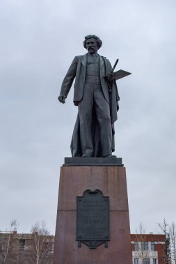 Moskova, Rusya - 7 Ocak 2020: Ünlü Rus sanatçı Ilya Repin anıtı, tam boy bronz heykel. Sanatçı bir palet tutar ve ellerinde fırçalar.