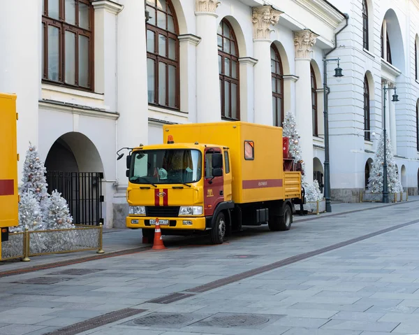 Moscow, Russia - January 26, 2020: Car emergency service. Municipal service for eliminating local accidents, sewage blockages and gas leaks — Stock Image Moscow, Russia - January 26, 2020: Car emergency service. Municipal service for eliminating local accidents, sewage blockages and gas leaks Stock Photo