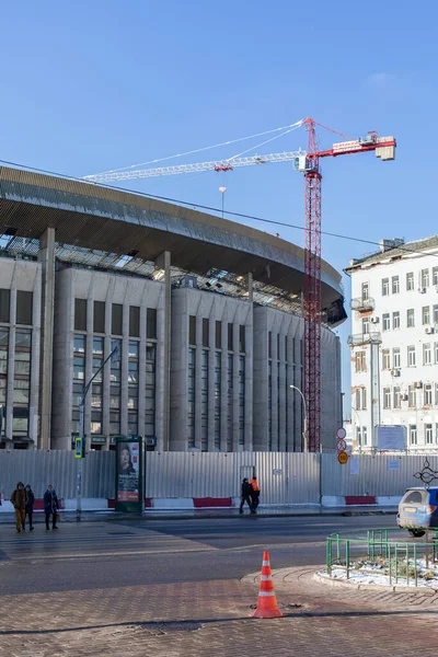 Μόσχα, Ρωσία - 2 Φεβρουαρίου 2020: Ανασυγκρότηση του Ολυμπιακού Αθλητικού Συγκροτήματος. Γερανός κατασκευών, τοίχος κτιρίων, κατασκευή αποικοδόμησης αθλητικών εγκαταστάσεων — Φωτογραφία Αρχείου