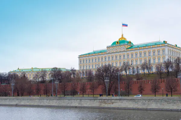 Moscou, Rússia - 7 de janeiro de 2020: O Grande Palácio do Kremlin ergue-se sobre o muro de tijolos vermelhos do Kremlin. O edifício histórico do Palácio do Grande Kremlin construído em 1849 . — Fotografia de Stock