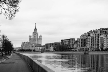 Moskova Nehri 'nin Kotelnicheskaya seti üzerindeki Stalin gökdeleninde. Antik konut binası, mimari anıt