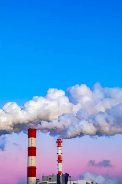 Las Chimeneas Fábrica Contaminan Aire Humo Espeso Pintado Por Atardecer — Foto de Stock