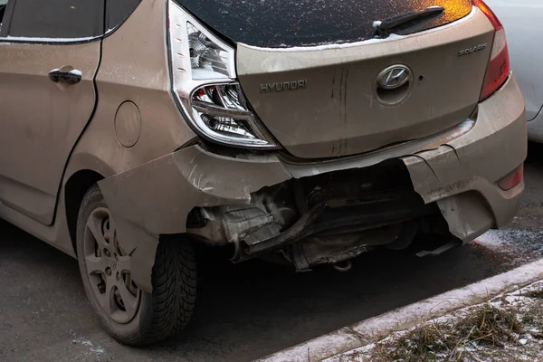 Moskova, Rusya - 29 Aralık 2019: Kazadan sonra Hyundai Solaris yolcu vagonu, kırık bir tampon ve buruşuk bir araba cesedi. Araba bagaja girdi.