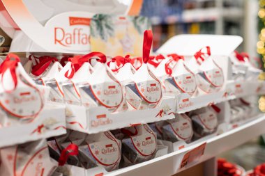 Moskova, Rusya - 30 Kasım 2019: Ferrero Raffaello Hindistan cevizi şekeri. Güzel noel hediyesi. Hindistancevizi, badem ve sebze yağlı yeni Raffaello tatlısı paketi sunulacak.