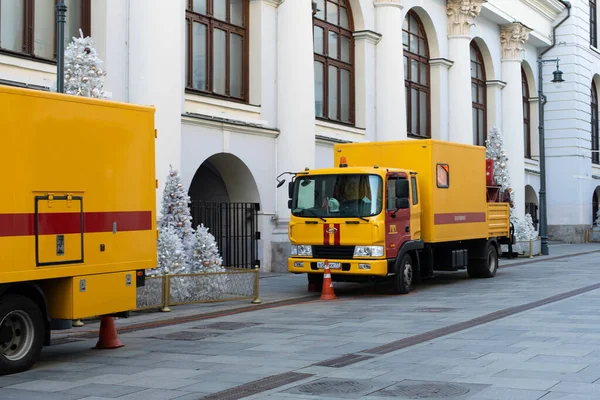 Moscow, Russia - January 26, 2020: Two emergency vehicles. City service for eliminating accidents, sewage blockages and gas leaks. Yellow red truck — Stock Image Moscow Russia January 2020 Two Emergency Vehicles City Service Eliminating Stock Photo