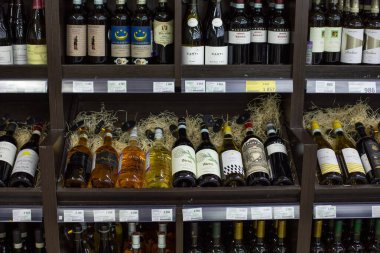 Moskova, Rusya - 6 Ocak 2020: Farklı ülkelerden gelen kırmızı ve beyaz üzüm şaraplarıyla dolu raflar, şarap deposunun güzel tasarımı. Süpermarket alkol bölümü