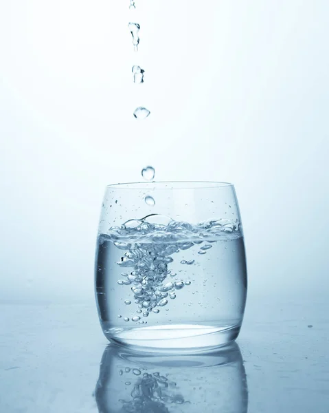 Druppels Water Vallen Een Glas Water Mooie Belletjes Zuivere Bron — Stockfoto