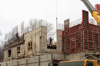 Moskova, Rusya - 7 Ocak 2020: bir ofis binası inşaatı. Tulumlu inşaat işçileri beton monolit için rehberleri hizalıyorlar. Moskova 'da büyük bir ofis inşaatı