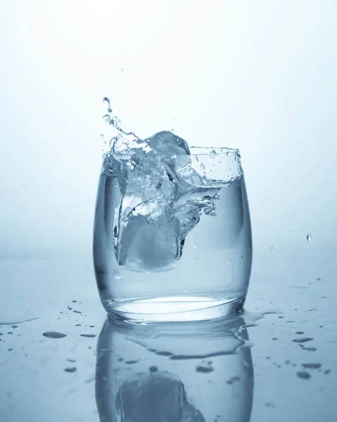 Een Druppel Ijs Een Glas Water Zuiver Bronwater Druppels Water — Stockfoto