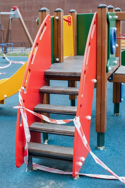 Spielplatz Mit Gestreiftem Zaunband Hausverbot Sanitäre Behandlung Einer Kindertreppe Vorbeugung — Stockfoto