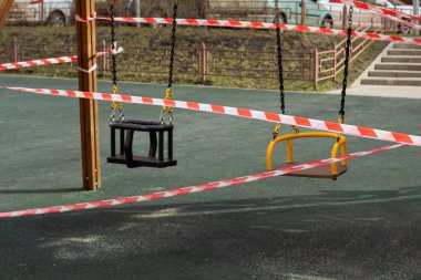 Salgın hastalık, koronavirüsü durdur, evde kal. Çocukların salıncakta sallanması ve karantina yürüyüşünün yasaklanması. Enfeksiyonu durdur Coronavirus virüsü covid-19 sarar