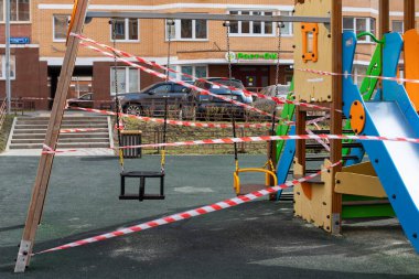 Moskova, Rusya - 5 Nisan 2020: salgın, koronavirüsü durdurun, evde kalın. Dışarıda salıncak olan oyun alanı, karantina yürüyüşü yasağı. Enfeksiyonu durdur virüs covid-19