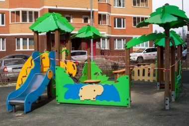 Moskova, Rusya - 5 Nisan 2020: salgın, koronavirüsü durdurun, evde kalın. Çocuklar açık hava oyun kompleksi kırmızı kurdeleyi yasaklıyor. Enfeksiyonu durdur Coronavirus virüsü covid-19 sarar