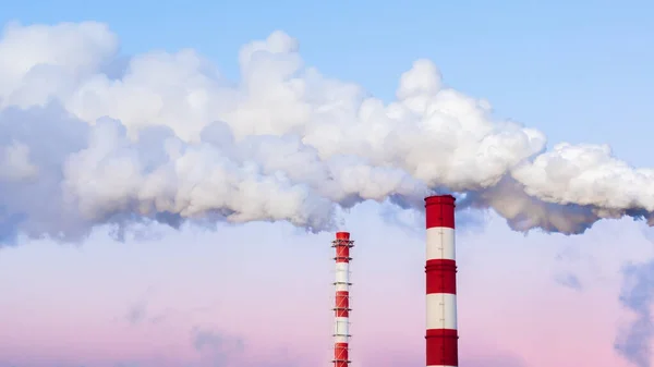 Gestreepte Schoorstenen Stoten Dikke Witte Rook Uit Avondblauwe Roze Lucht — Stockfoto