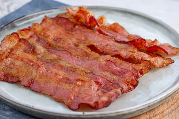 Krispig Stekt Bacon Gjutjärn Pan Grå Bakgrund — Stockfoto