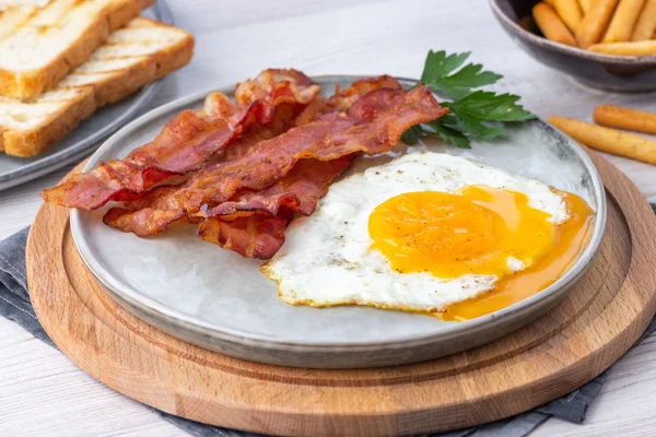 Завтрак Жареный Бекон Яйца Тарелке — стоковое фото