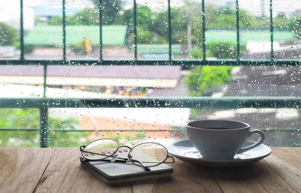 Taza blanca de café con vapor sobre una taza de café y vasos, Wh — Foto de Stock