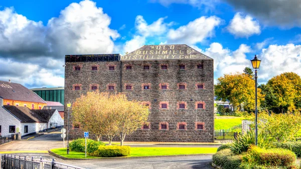 HDR Old Bushmills Whisky Distillery na Irlanda — Fotografia de Stock