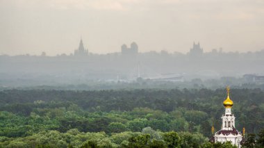 Ufukta bir kentsel peyzaj Ortodoks Kilisesi