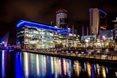 Gece sahnelerinde uzun yansımaları ile gece iş ofisleri ile