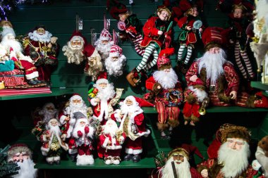 Oyuncak Noel Babalar Müşteri Bekliyor