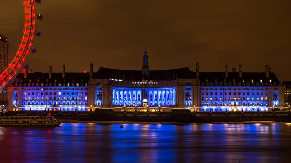 Iluminado Southbank City Hall reflete em um rio Tamisa macio — Fotografia de Stock