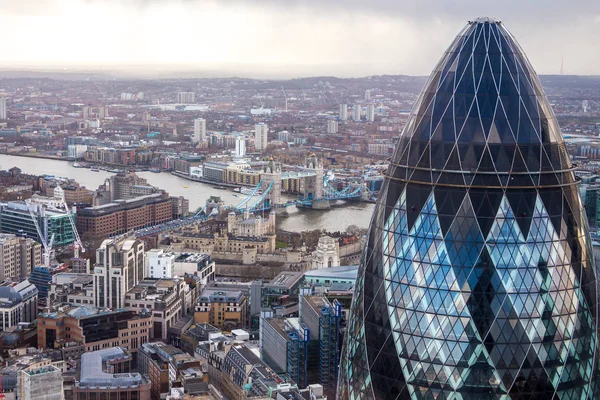 Torre de Gherkin de Londres famosa com uma ponte da torre em um fundo — Fotografia de Stock