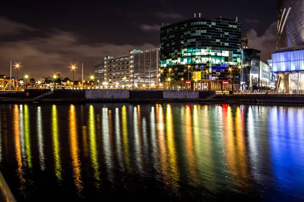 Night Scenes With Business Offices at Night With Long Reflections — Stock Photo, Image