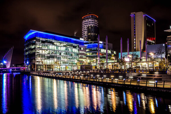 Ночные сцены с офисами по ночам с длинными размышлениями
