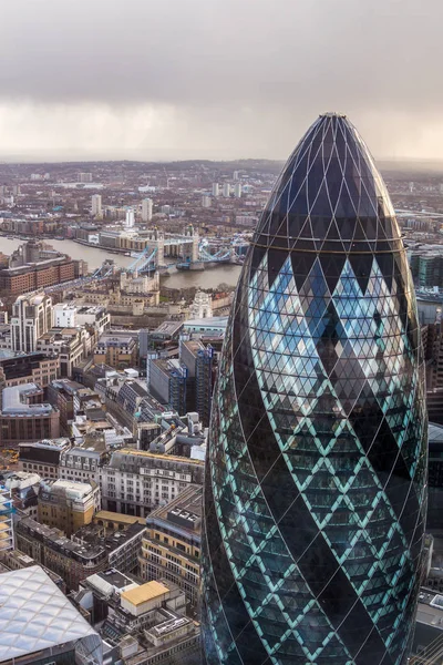 Beroemde Londen augurk toren met een Tower Bridge op een achtergrond Stockfoto