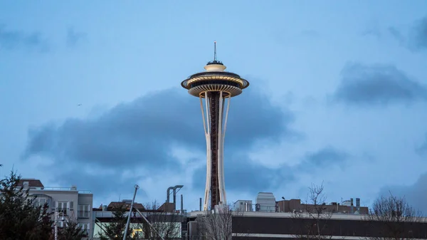 Slavná Seattle Space Needle Věž Mezi Obytné Budovy Podvečer Většina — Stock fotografie