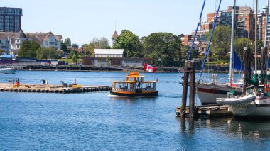 Taksi için demirleme Yüzme gölde su. Güneşli yaz hava yolcu bir başka tarafına getiren su taksi küçük tekne ile Mavi Göl.