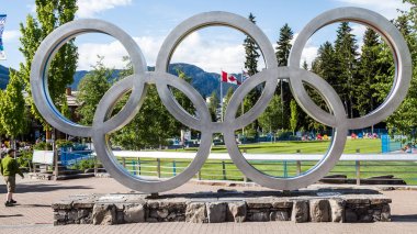 Kanada bayrağı önünde Olimpiyat halkaları. Whistler, Kanada olimpik halka olan Olimpiyat Oyunları 2010 sembolü.