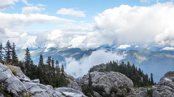 Nuages Dessus Des Sommets Des Montagnes Rocheuses Paysage Aérien Avec — Photo