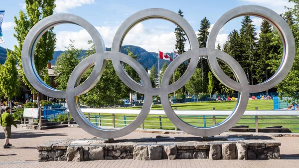 Olympiska Ringarna Framme Den Kanadensiska Flaggan Olympiska Ringarna Whistler Kanada — Stockfoto