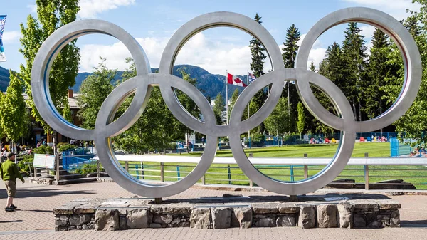 Anneaux Olympiques Devant Drapeau Canadien Anneaux Olympiques Whistler Canada Est Photo De Stock