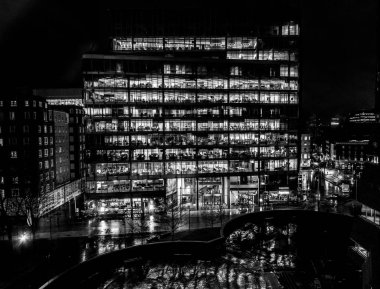 Ofis çalışma saatleri sırasında gece vurgulanan sonra Binası gece sahne. Sırt ve geometrik vizyonu beyaz ofis yok insanlarda ile aydınlatılmış ofis kabinleri ile gece Binası çarpıcı.