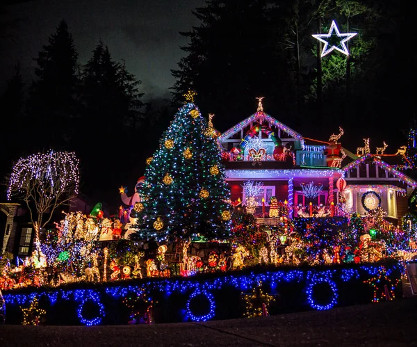 Prachtig Gedecoreerd Kerst Huis Met Miljoen Verschillende Lichten Ster Van Stockafbeelding