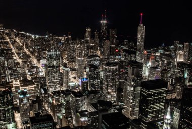 Büyük şehirde ışıklar güzellik. Karanlık kule ve gökdelen, Bütün ışıklar ile büyük bir şehir merkezindeki üzerindeyse tam gece ve gece çok parlak hale.