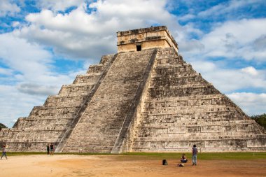 Meksika 'da güneşli bir gün, Maya Antik Harabeleri, piramitler, sütunlar, taş tarlaları ve diğer kutsal Maya mekanları