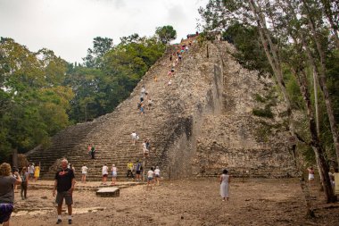 Meksika 'da güneşli bir gün, Maya Antik Harabeleri, piramitler, sütunlar, taş tarlaları ve diğer kutsal Maya mekanları