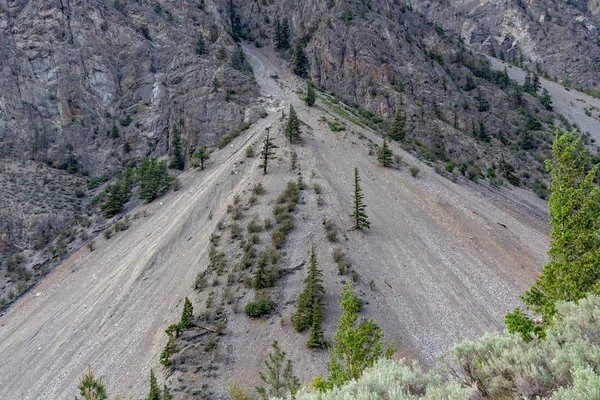 Enorme Vuilglijbaan Van Een Hoge Berg Die Onderweg Alles Verplettert — Stockfoto