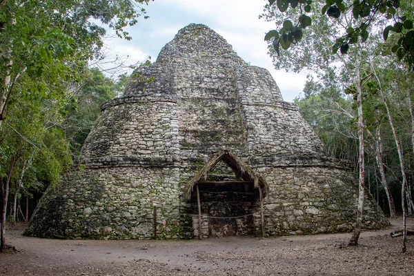 Journée Ensoleillée Mexique Ruines Antiques Des Mayas Pyramides Piliers Champs Photo De Stock