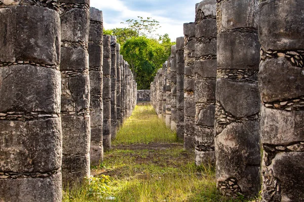 Zonnige Dag Mexico Oude Ruïnes Van Maya Piramides Pilaren Stenen Rechtenvrije Stockafbeeldingen