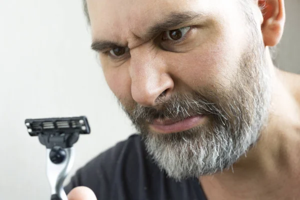 The bearded guy doesnt want to shave. Shallow depth of field. — Stock Photo, Image