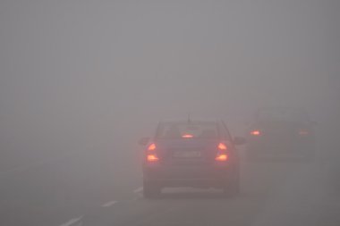 Siste arabalar var. Kötü kış havası ve yolda tehlikeli otomobil trafiği. Siste hafif araçlar.